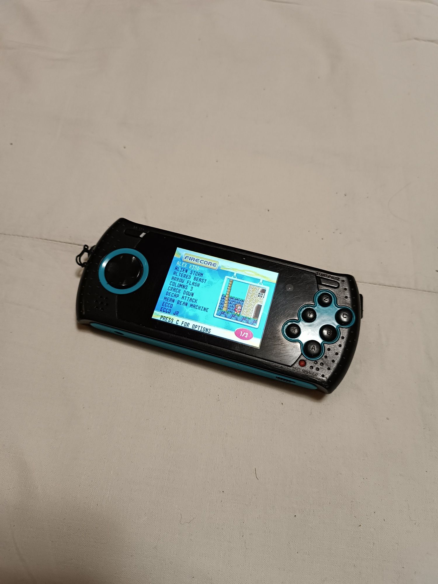 Портативная игра SEGA.