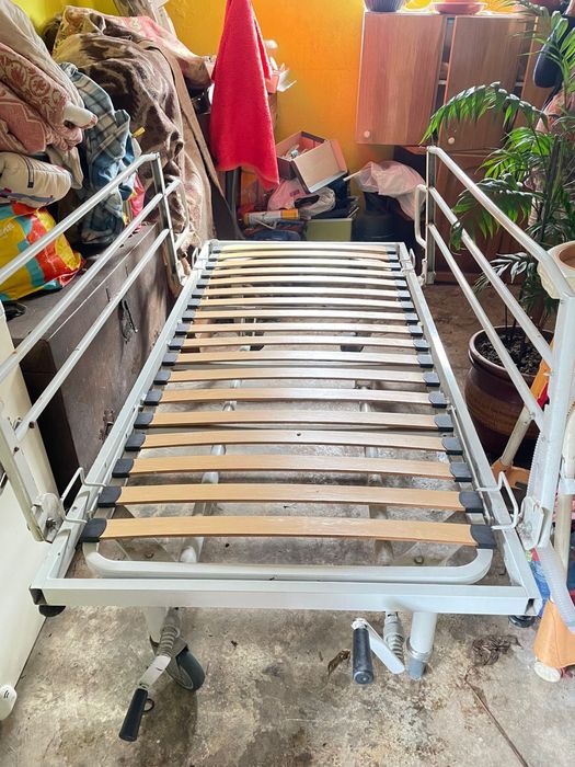 Vendo cama articulada com alavanca para subir cabeca e pes !!