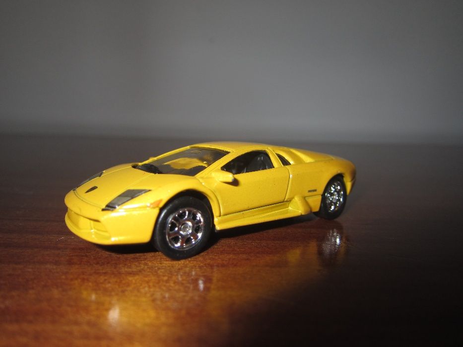 Carrinho de brincar amarelo com fundo preto - Lamborghini Murciélago