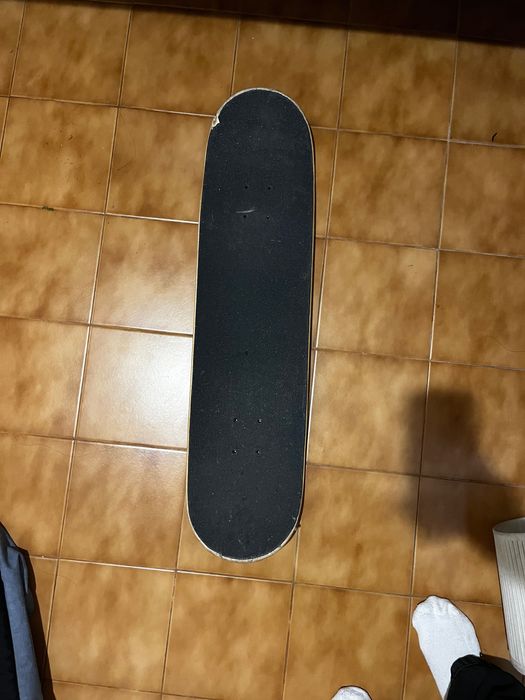 1 skate inteiro+ 1 deck e 4 rodinhas