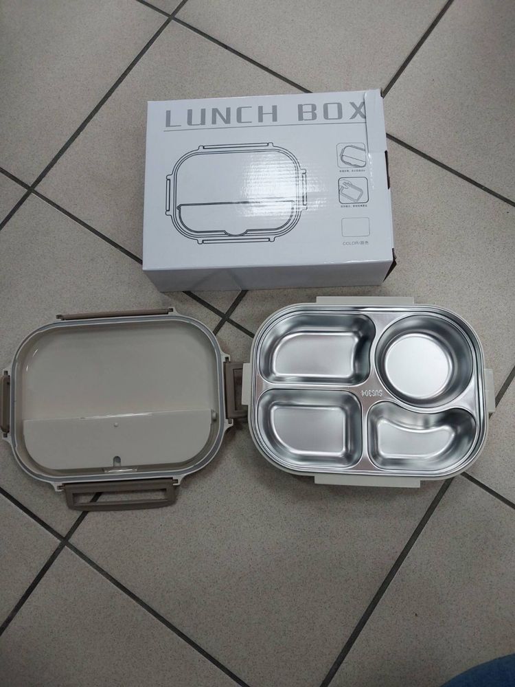 Pojemny lunch box ze sztućcami