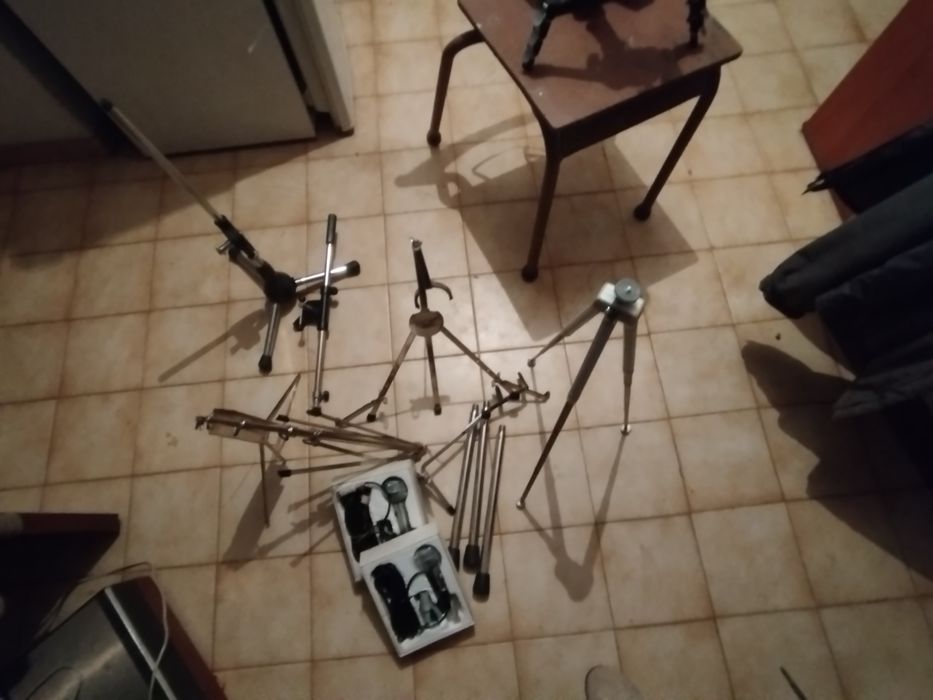 Vários Tripés para instrumentos