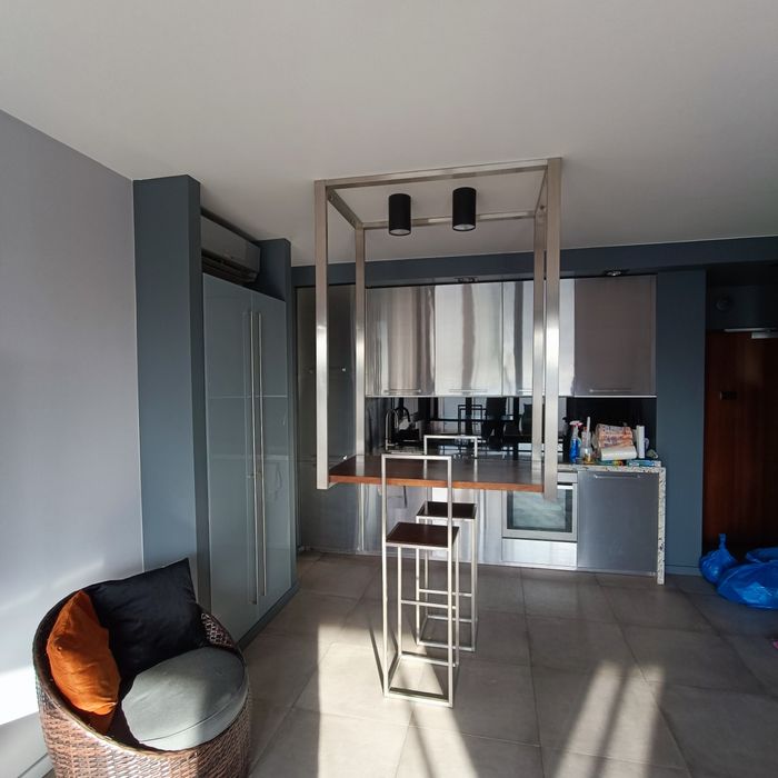 Stół ze stali nierdzewnej podwieszany z blatem z dtewna