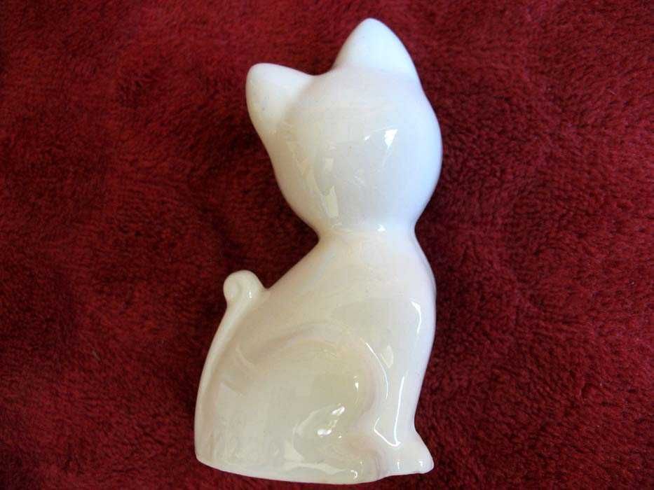Kot - koteczka ręcznie malowana - porcelana - 8x4 x4cm Adolf Wache