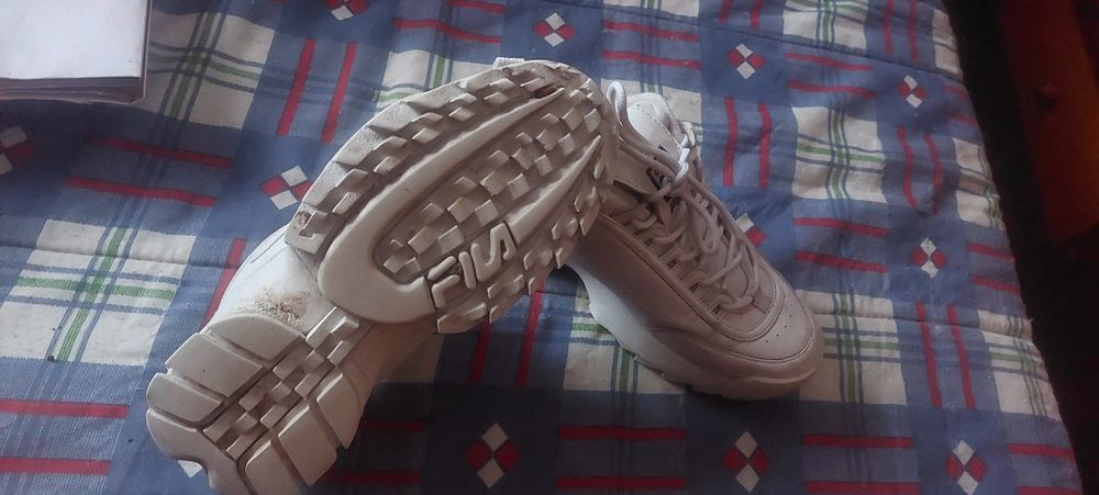 Sapatilhas fila com marcas de uso