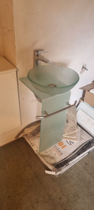 Szklana umywalka wolnostojaca z baterią