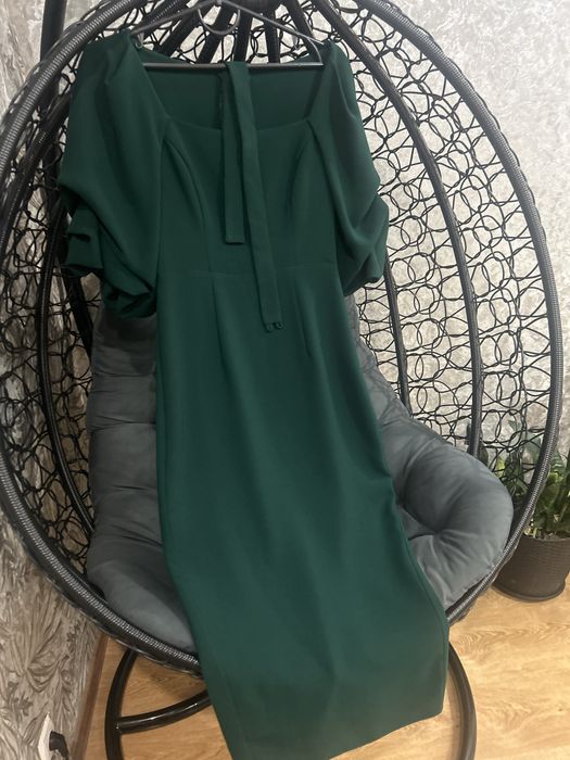 Сукня смарагдового кольору