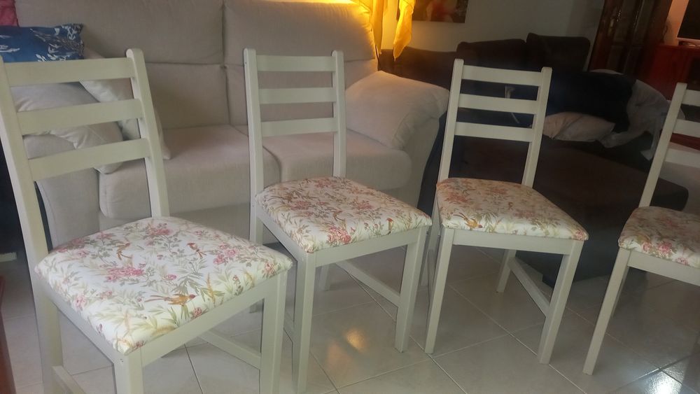 4 cadeiras em madeira,forradas e pintadas de novo.
Excelente estado.