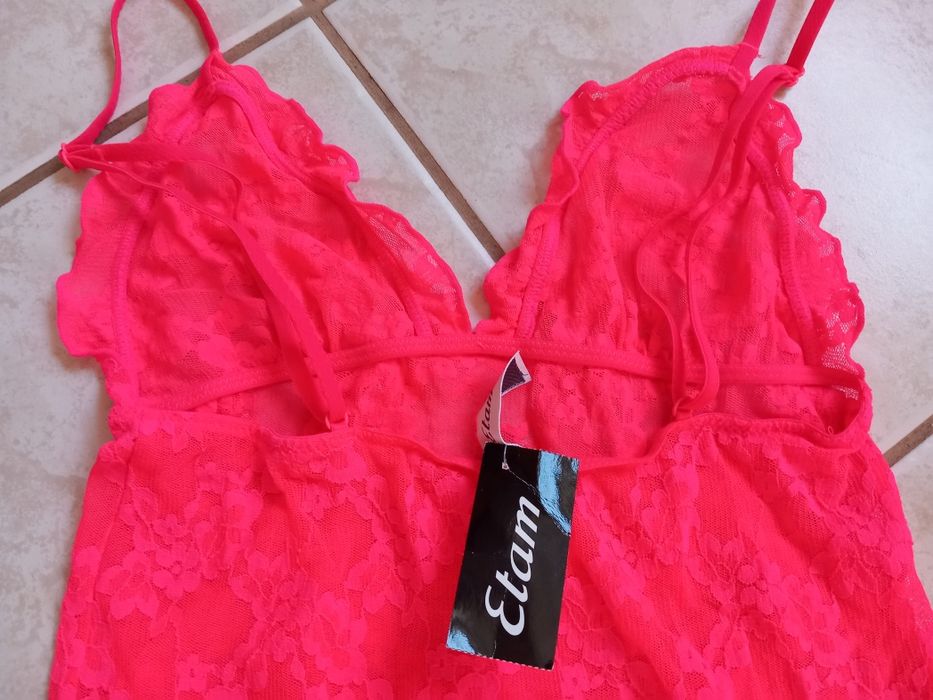 Koronkowa koszulka na cieńkich ramiączkach Etam.