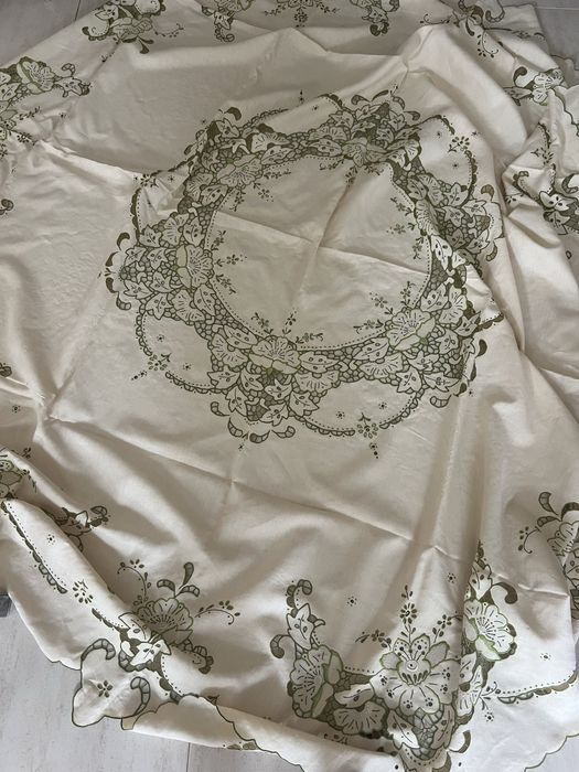 Toalha em linho bordado da medeira certificada