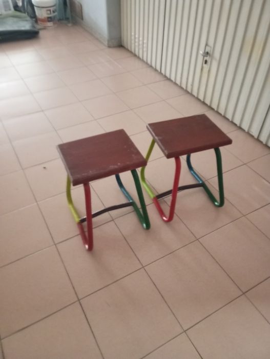 Vendo bancos em madeira