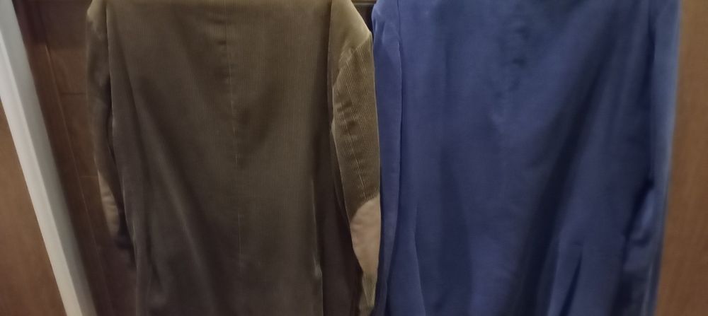Dois blazeres um em castanho e outro azul marinho