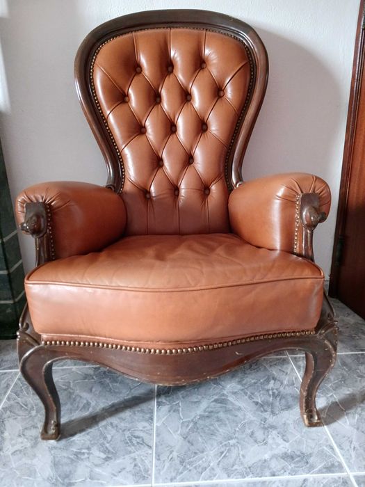 Cadeirão clássico em pele