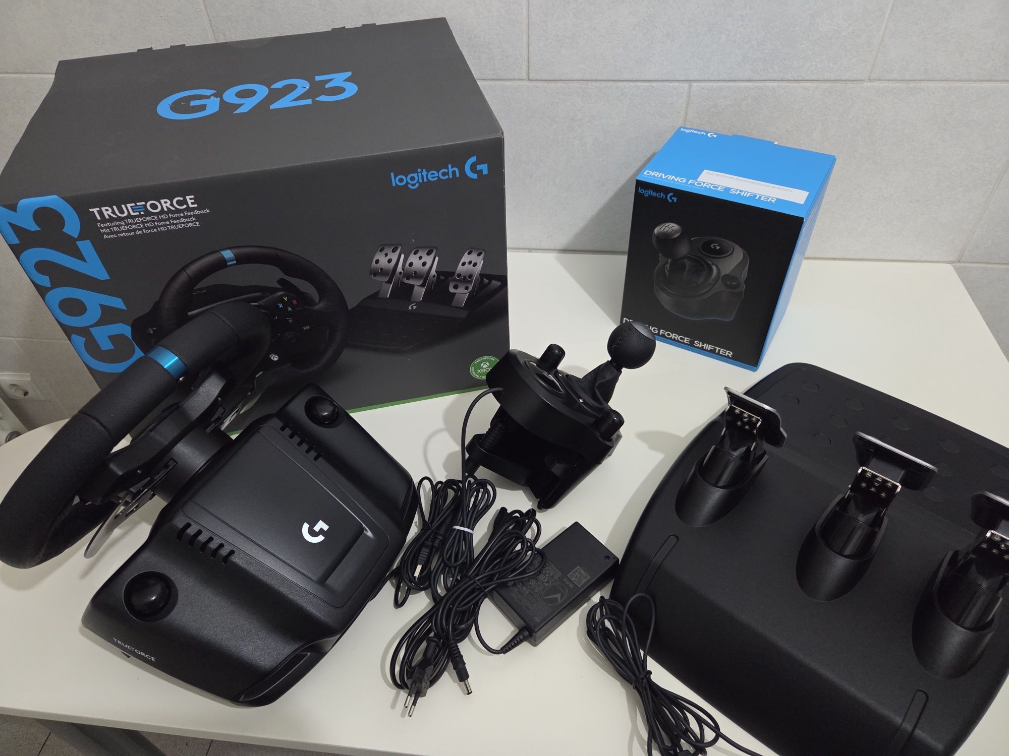 Volante Logitech G923 TRUEFORCE com Pedais e Câmbio Manual