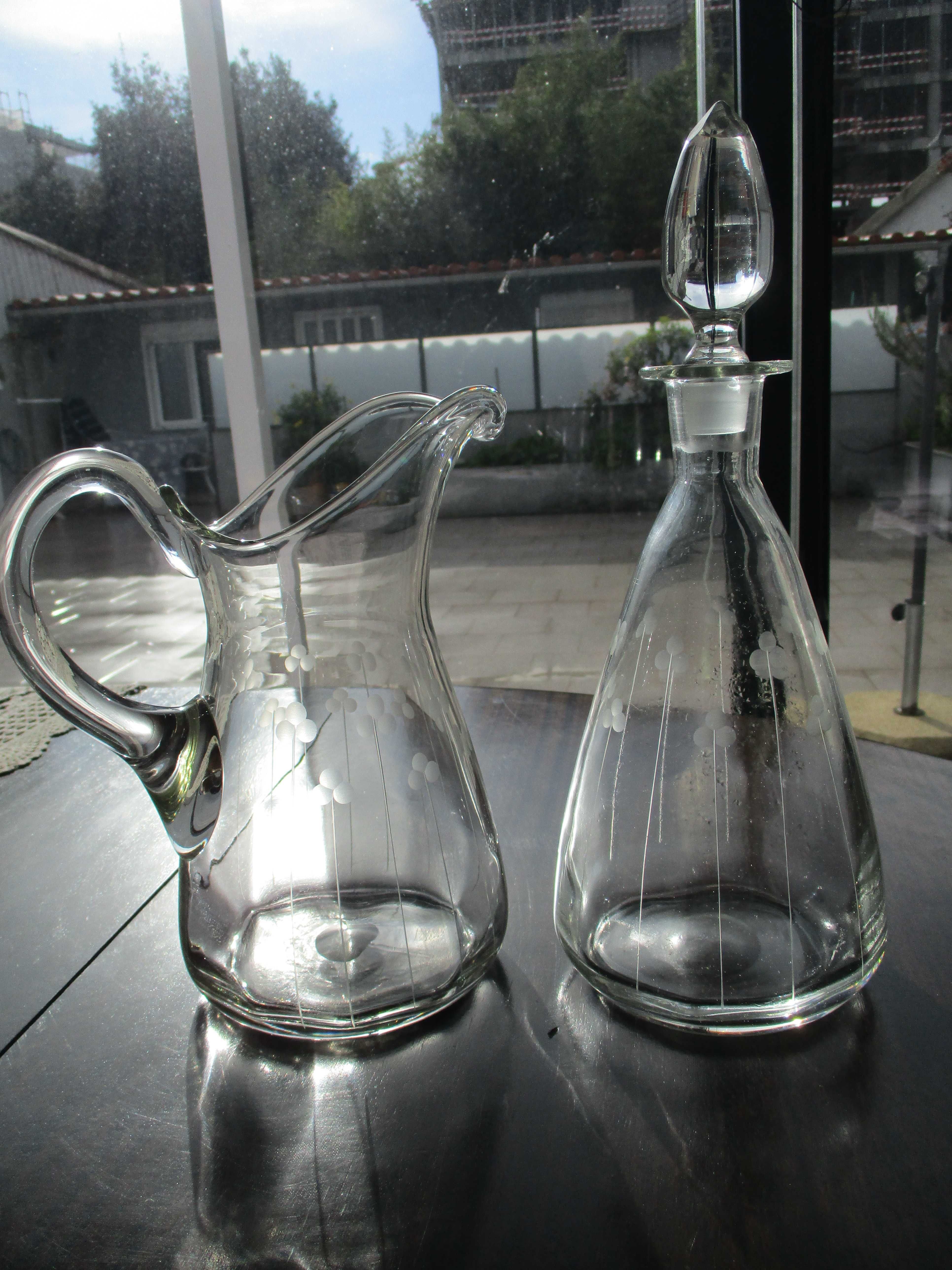 Garrafa e jarro antigos em vidro lapidado, muito pesados, Vintage!