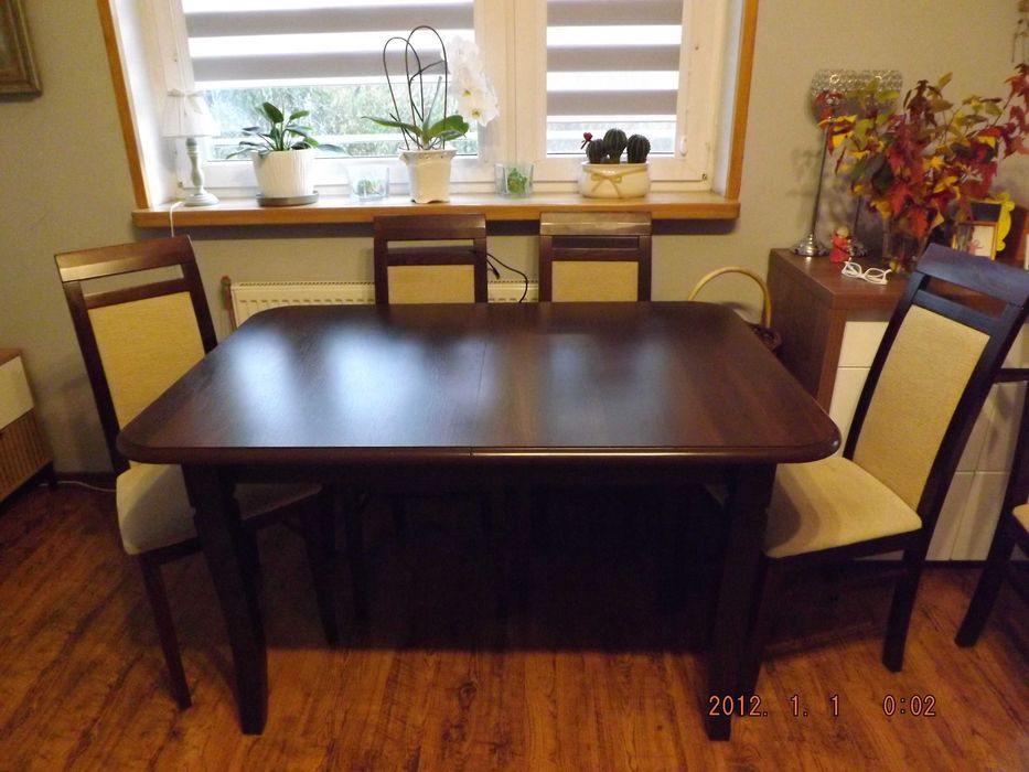 Sprzedam solidny stół z krzesłami