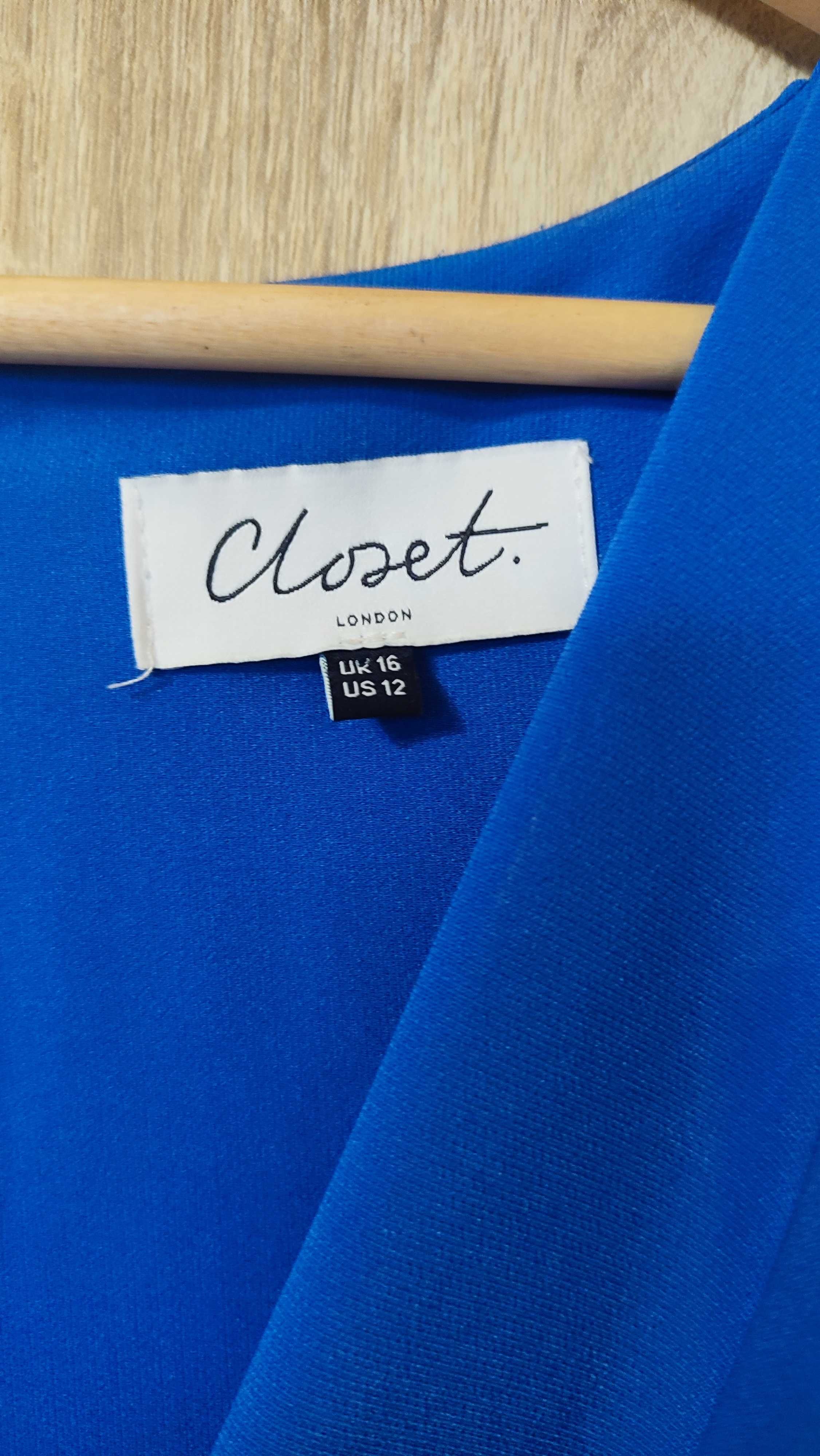 Elegancka niebieska sukienka z kopertowym dekoltem Closet London