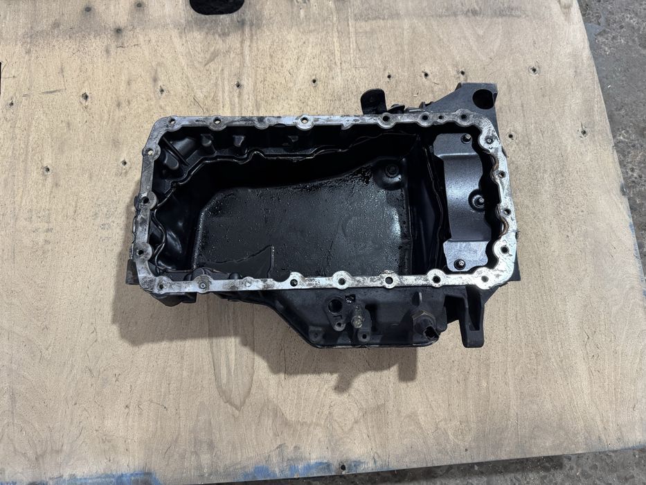 Блок циліндрів двигун низ (пеньок) піддон Citroen Peugeot 2.2 HDi 4HN