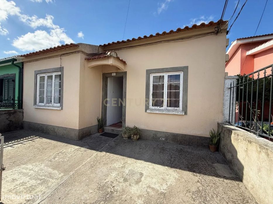 Moradia T3 para remodelar em São Pedro