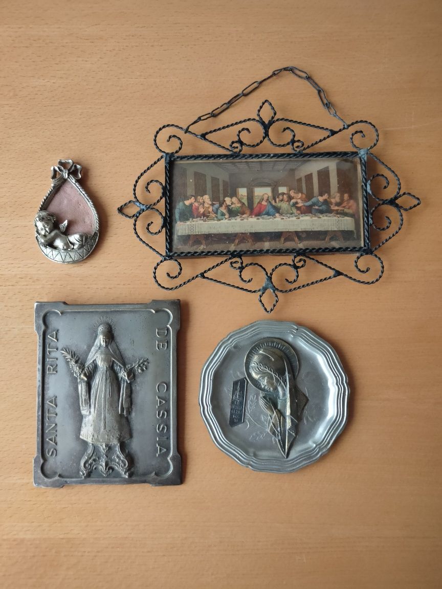 Conjunto de figuras religiosas antigas.