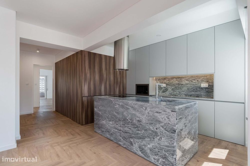 T2 Renovado com Garagem na Av. 5 de Outubro – Elegância e Funcionali