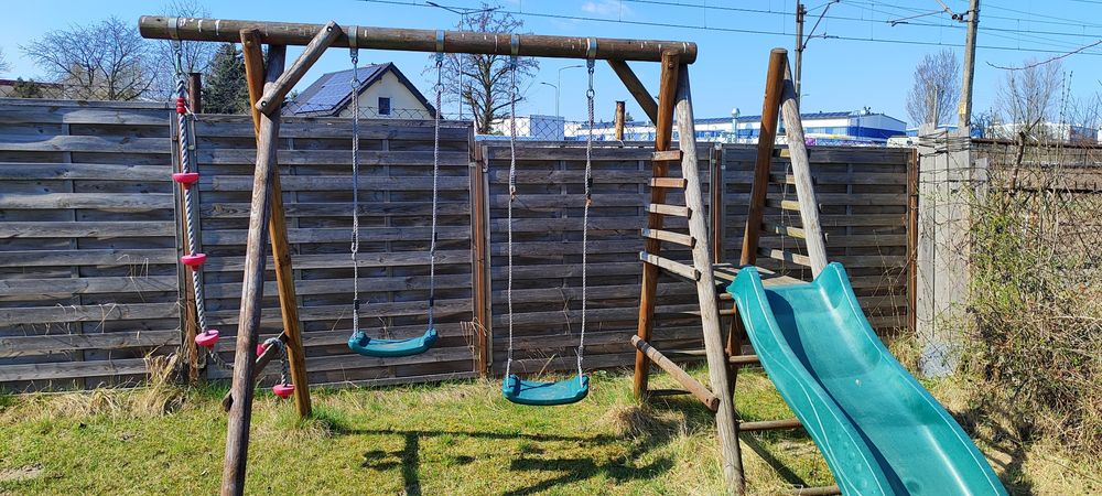 Plac zabaw dla dzieci drewniany że ślizgiem plus stolik składany