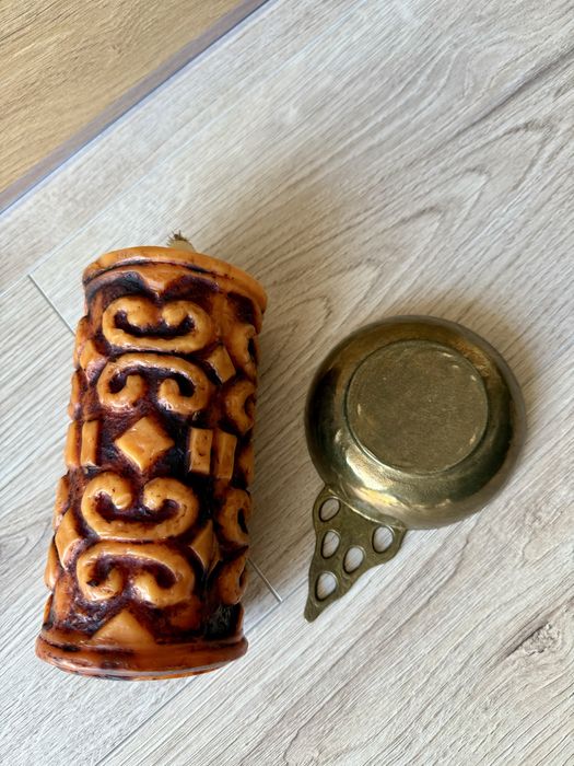 Świeca dekoracyjna z podstawką, stara, rustykalna