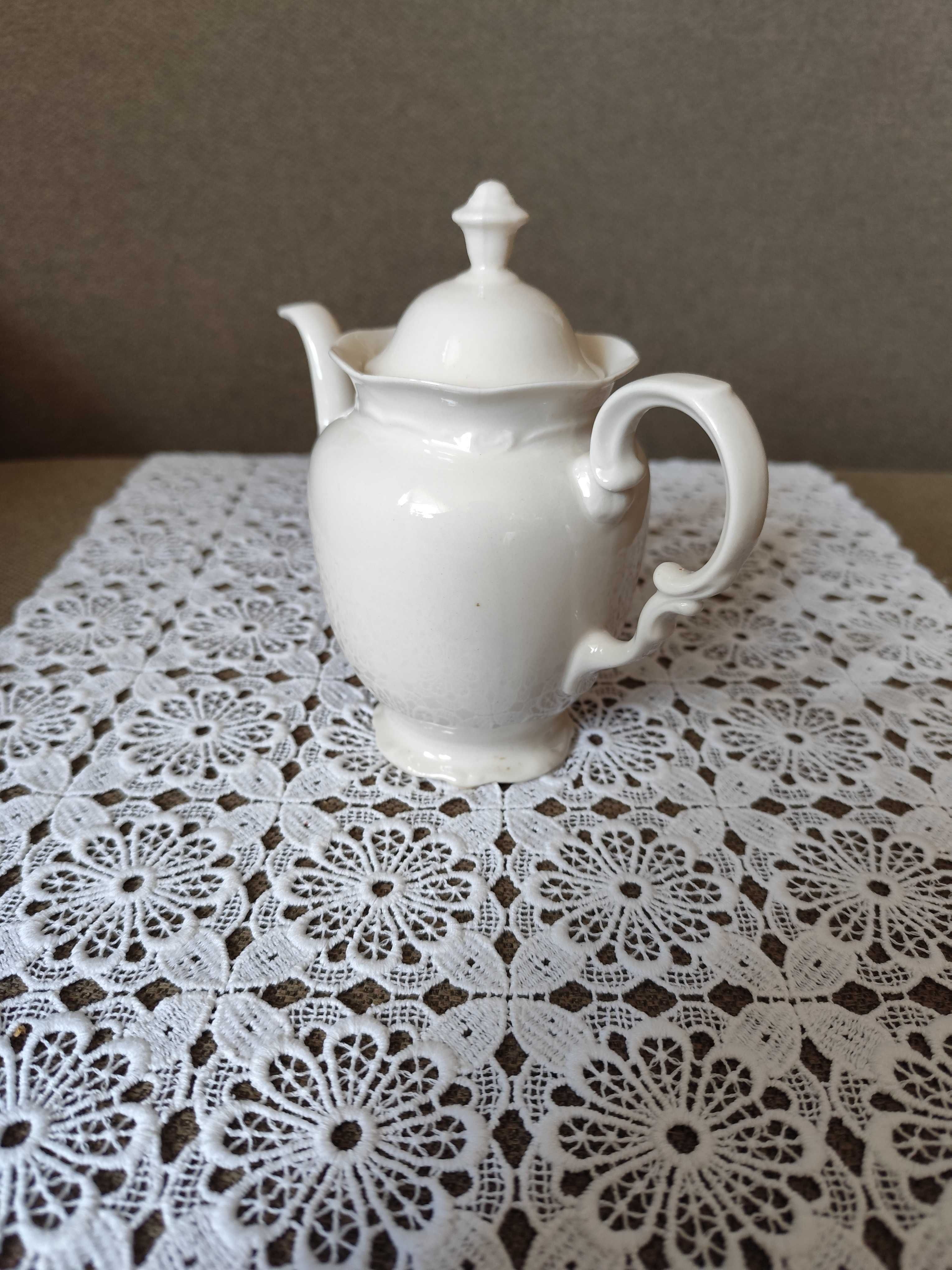 Porcelanowy dzbanek na herbatkę z Pruszkowa PRL