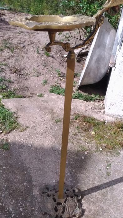 Cinzeiro de pé alto antigo