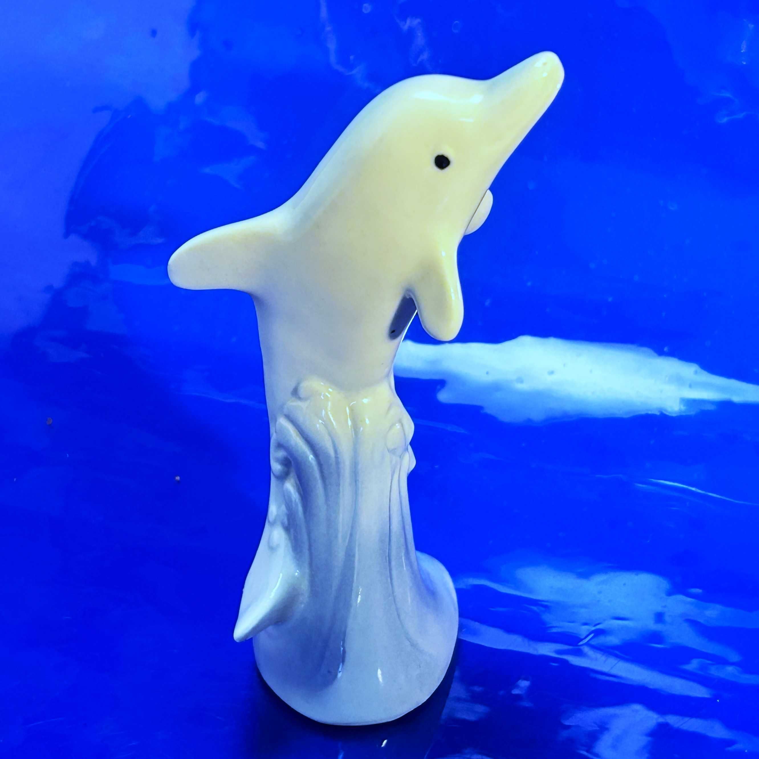 Figurka delfin. Porcelana, szkliwiona zdobiona, kolekcjonerska