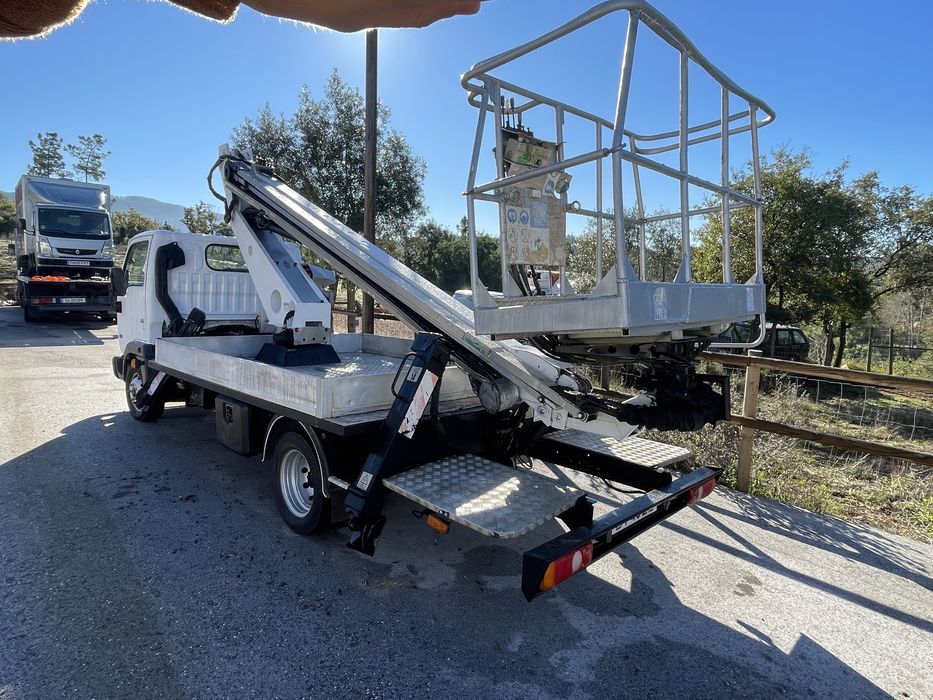 Nissan 35.10 com plataforma elevatoria