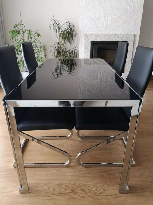 Mesa com quatro cadeiras