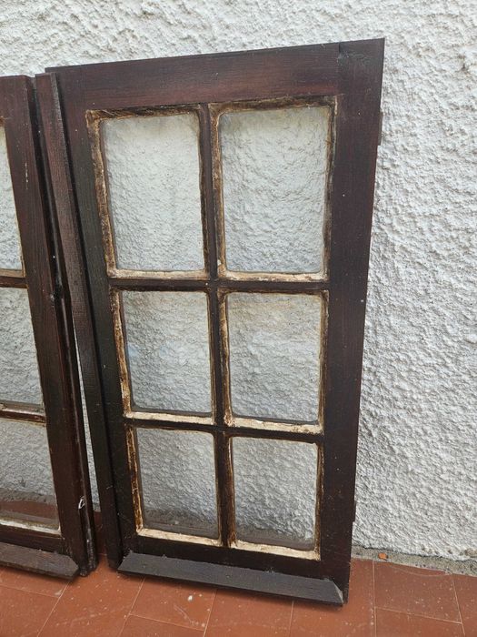 Janelas de madeira com vidros pequenos