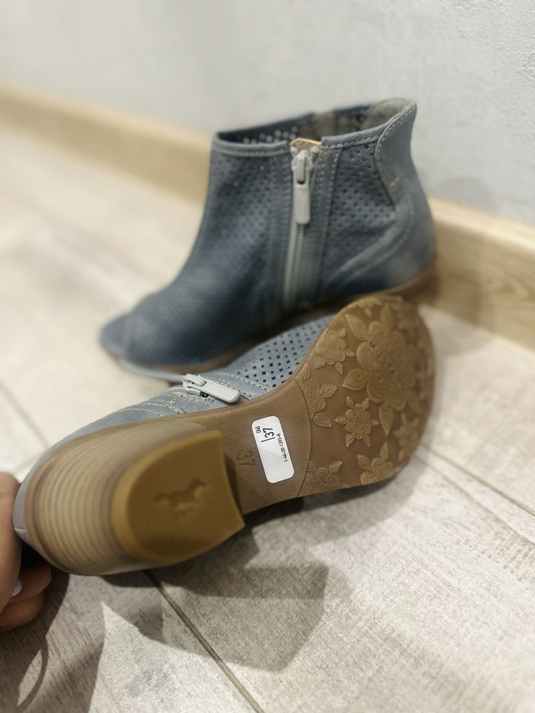 Казаки від Mustang shoes в стильному кольорі