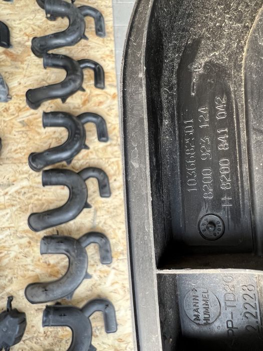 Резонатор повітряний патрубок заборник  Renault 8200923128