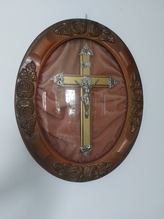 Krzyż,  krucyfiks do powieszenia w ramie z wypukłymi szklem