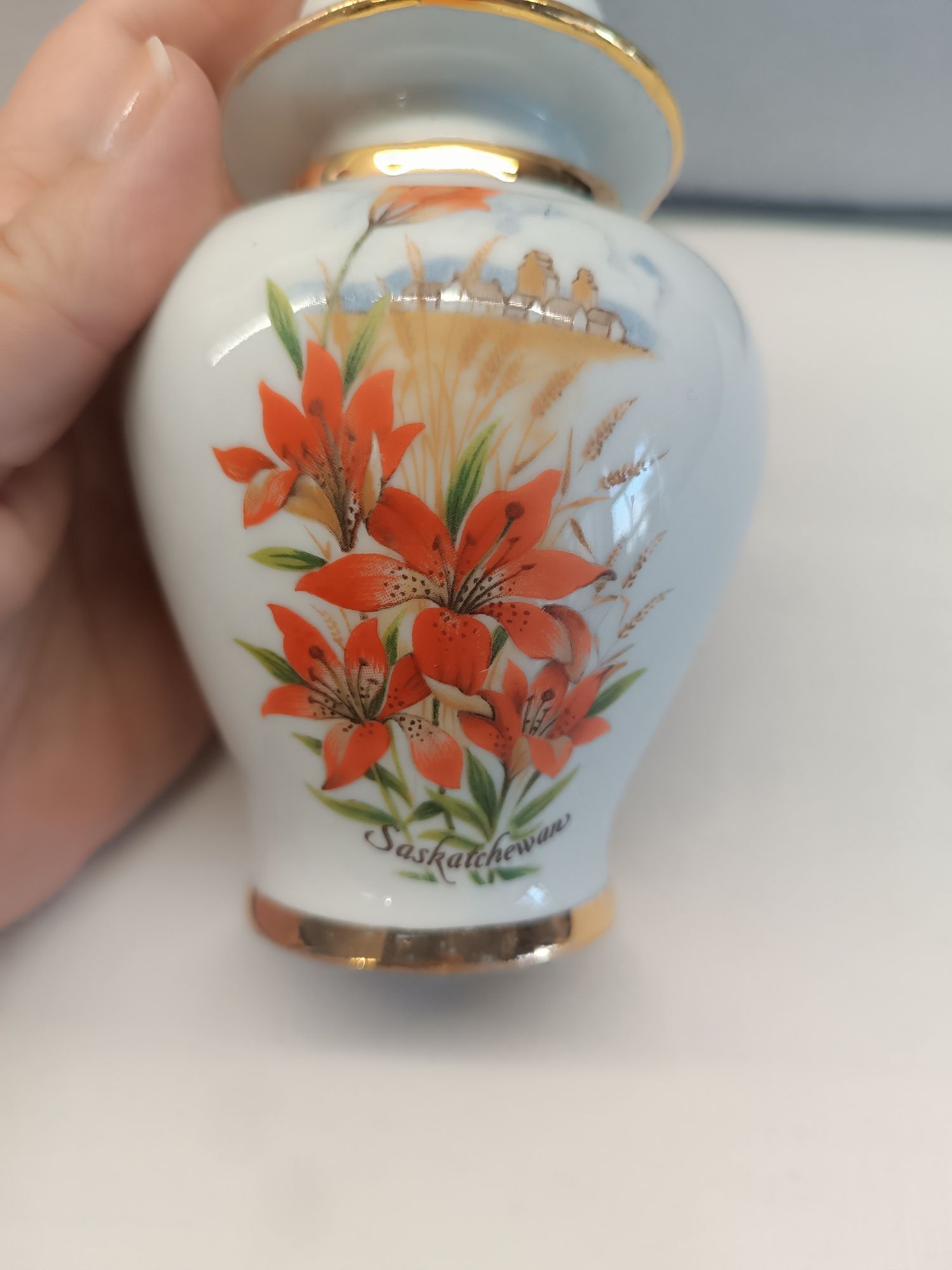 Pote Porcelana branca. Flores vermelhas e brancas