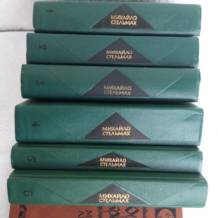 Продаются книги.