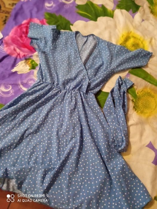 Плаття на запах з глибоким вирізом