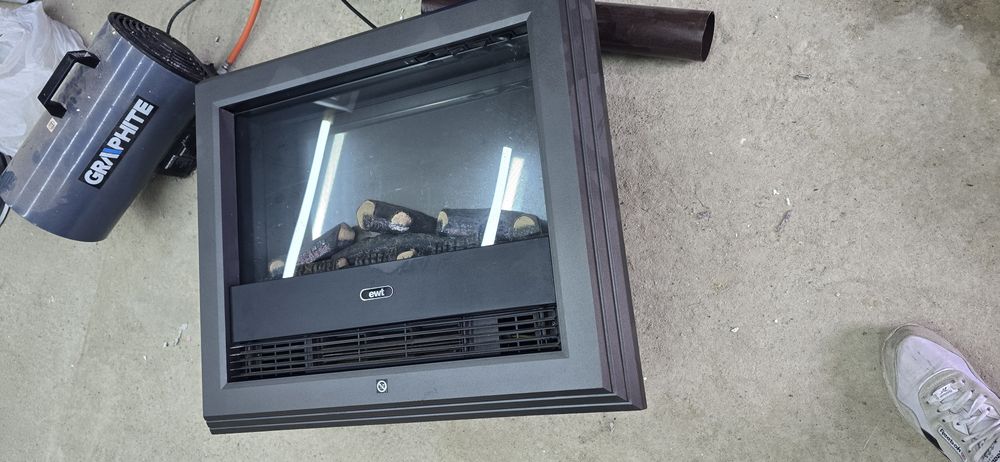 Elektryczny kominek z imitacją ognia. Funkcja grzania z nadmuchem