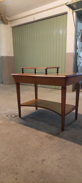 Secretária em madeira de cerejeira com gavetas