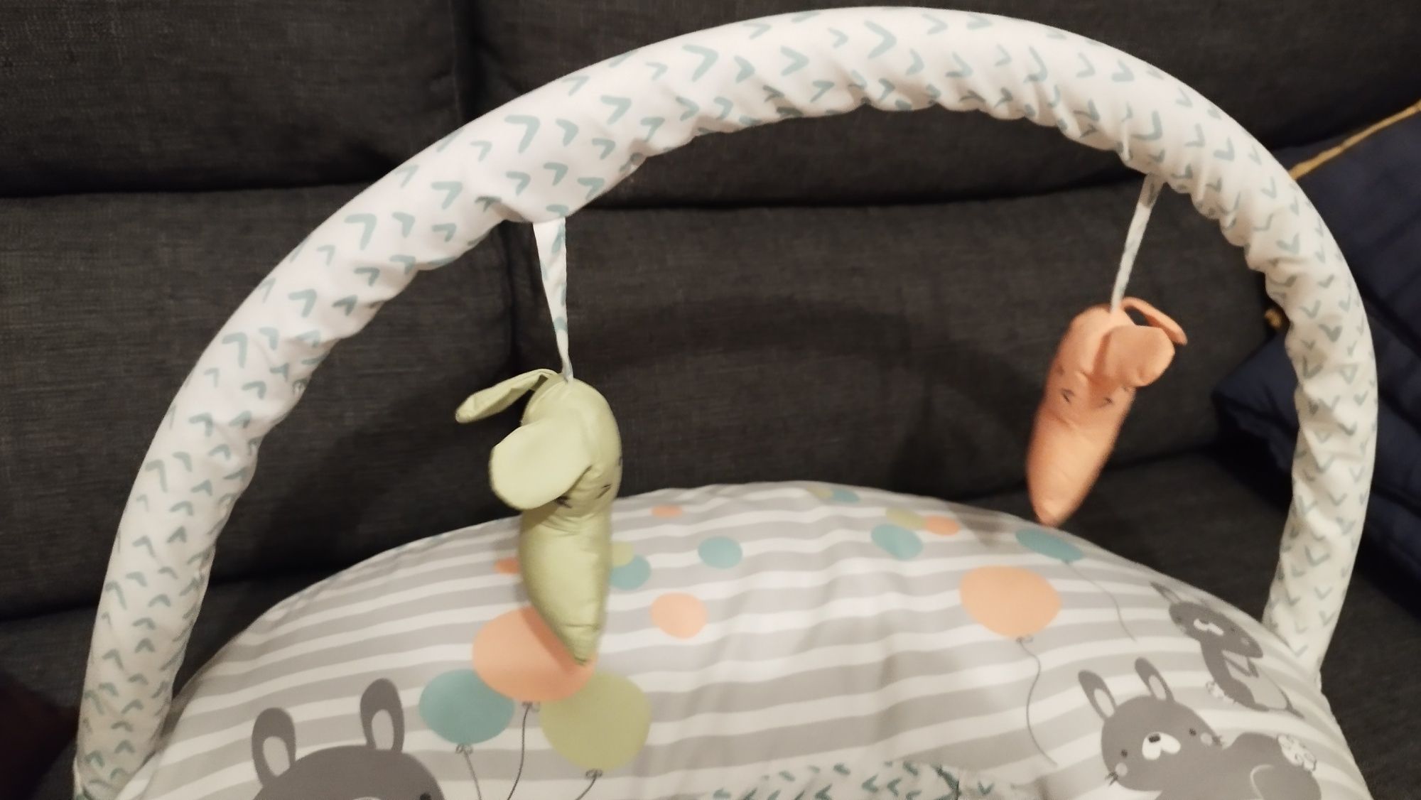 Ingenuity Almofada Maternal com Barra de Jogos