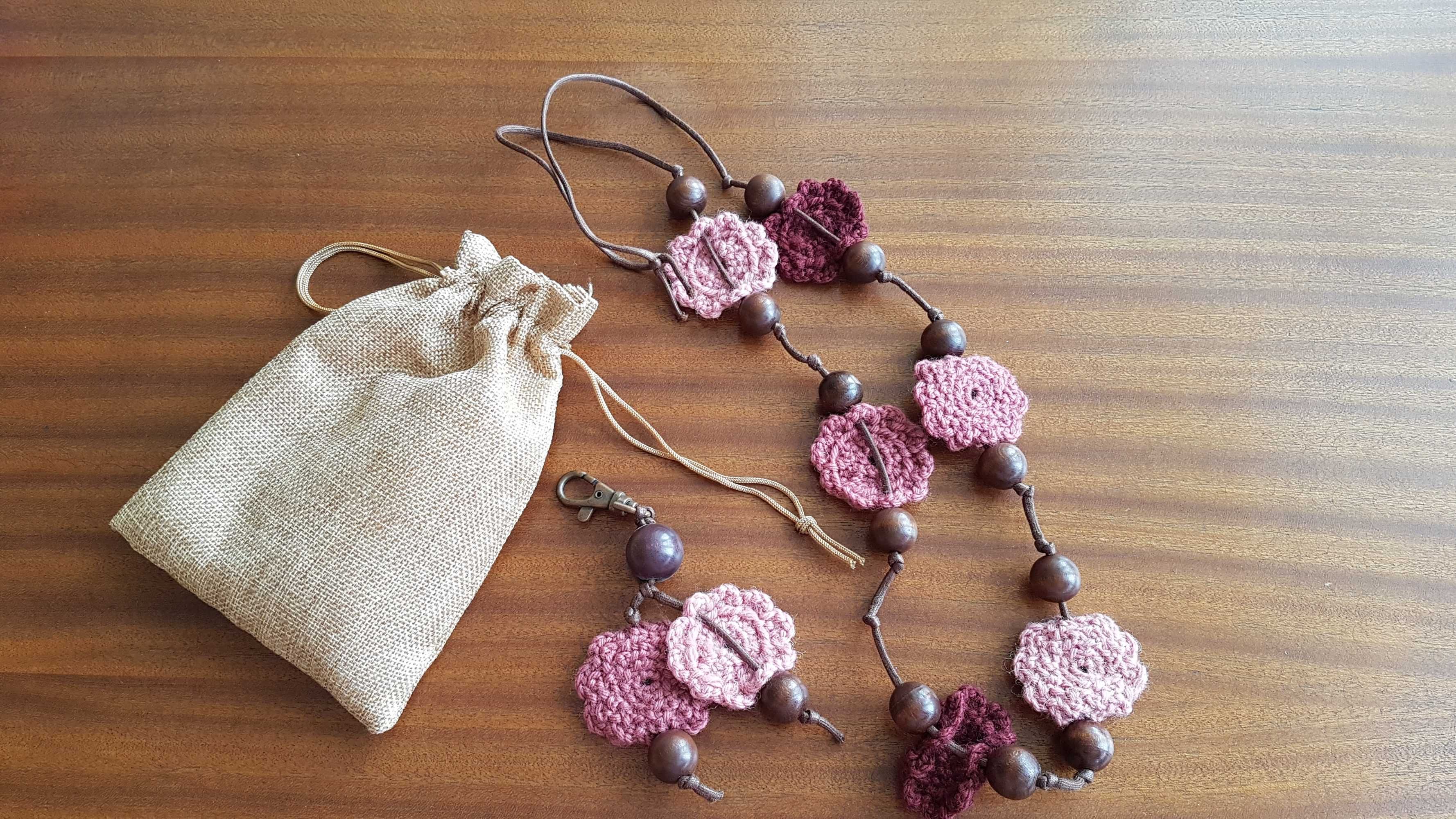 Conjunto Colar e Porta-chaves Flores feito à mão