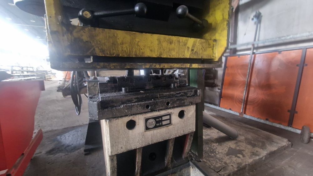 Wykrawarka do otworów Mubea 100T, podajnik automatyczny, 5 stacji