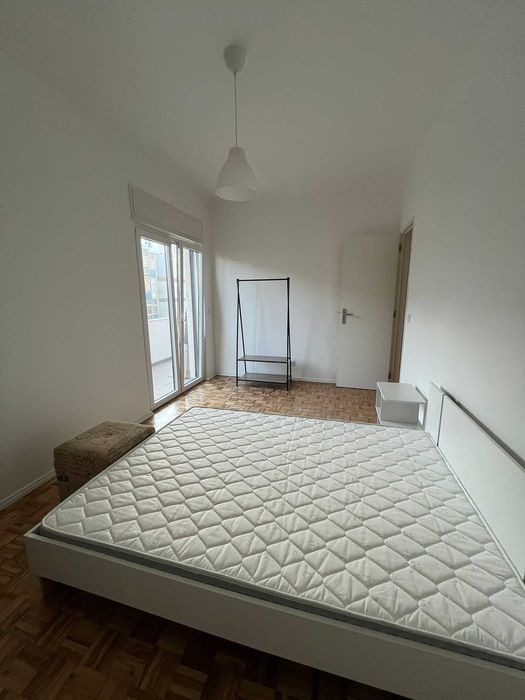 Arrenda-se apartamento T4 Laranjeiro