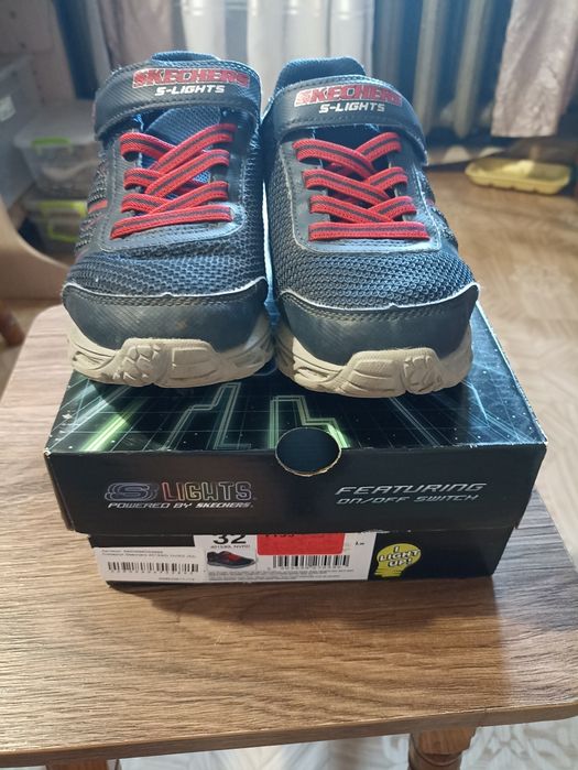 Продам фірмові кросівки Skechers.