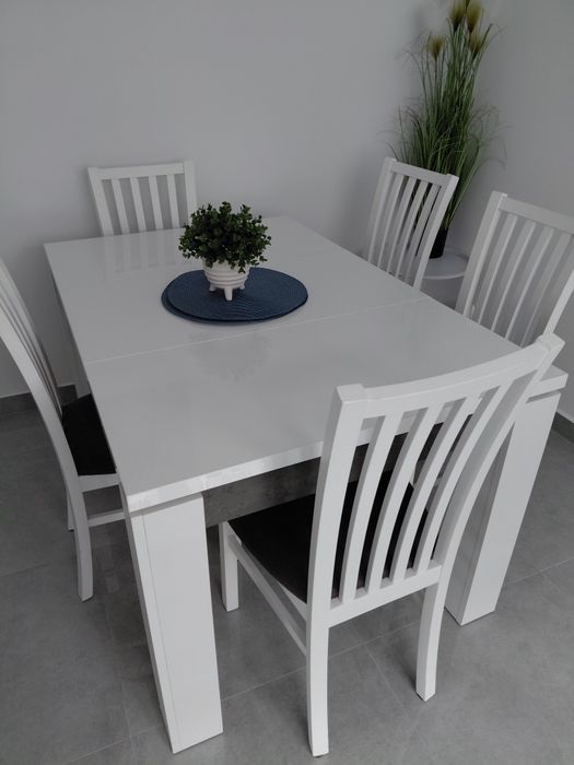 Stół z krzesłami biały