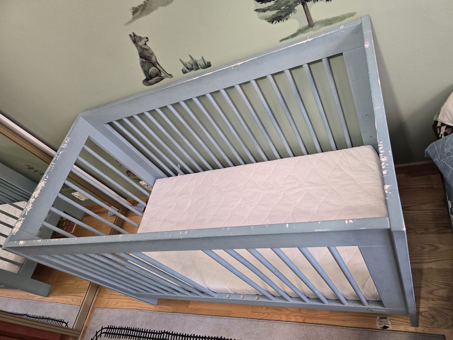 Sprzedam łóżeczko z materacem plus komoda