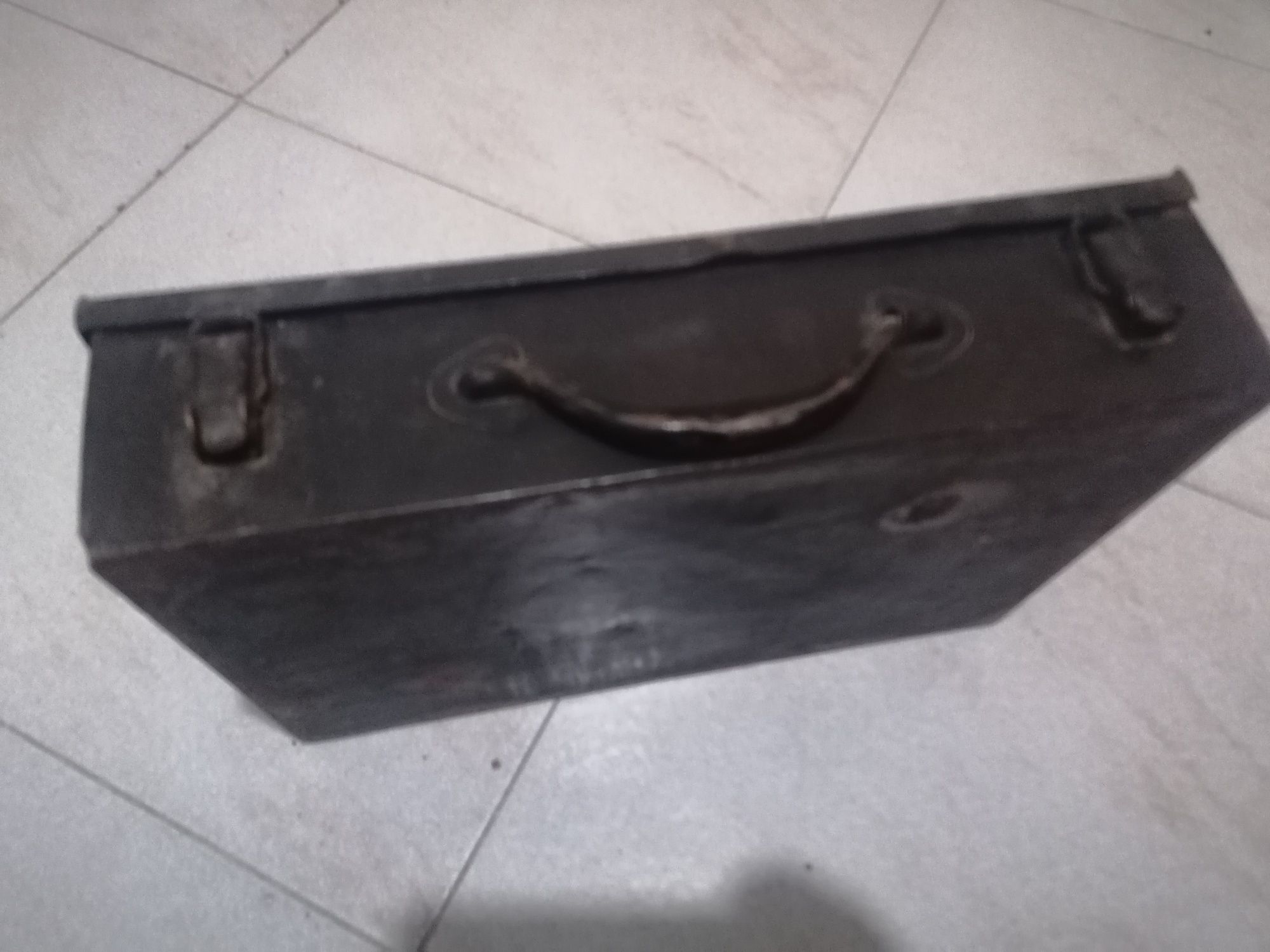 Antiga caixa de ferramentas em metal

30x40cm

A levantar em Lisboa, S