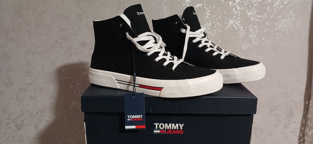 Tommy Hilfiger mid canvas color